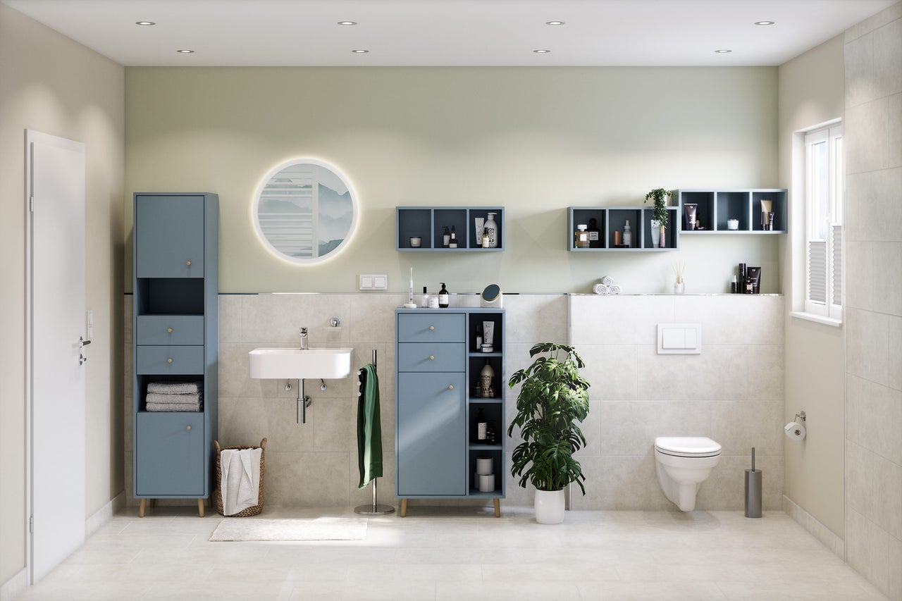 Badkamer met wastafel, spiegelkast, hangkasten en toilet