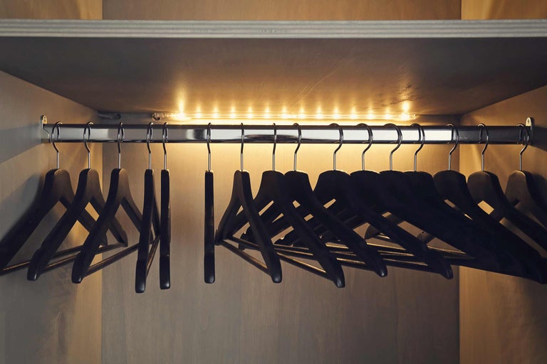 Kledingkast met kledingroede, LED-verlichting en kledinghangers