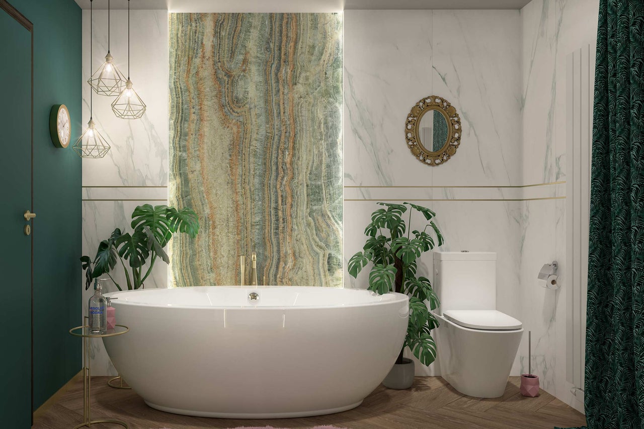 Moderne badkamer met vrijstaand bad, toilet, wandtegels met marmerlook, een accentwand met natuursteenlook en houten vloer.