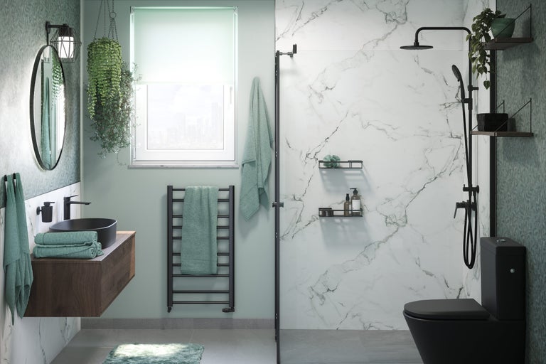 Badkamer met wastafel, spiegel, handdoekradiator, douche en toilet.