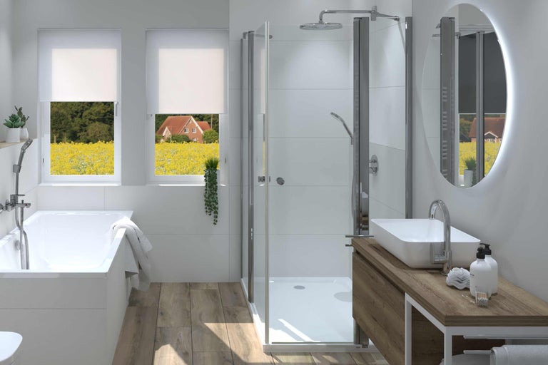 Lichte badkamer met bad, douche, wastafel en spiegel