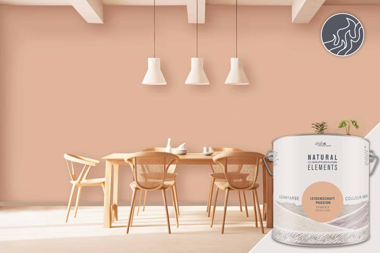 Lichte eetkamer met houten tafel, stoelen en een emmer Natural Elements muurverf Leidenschaft Terrakotta