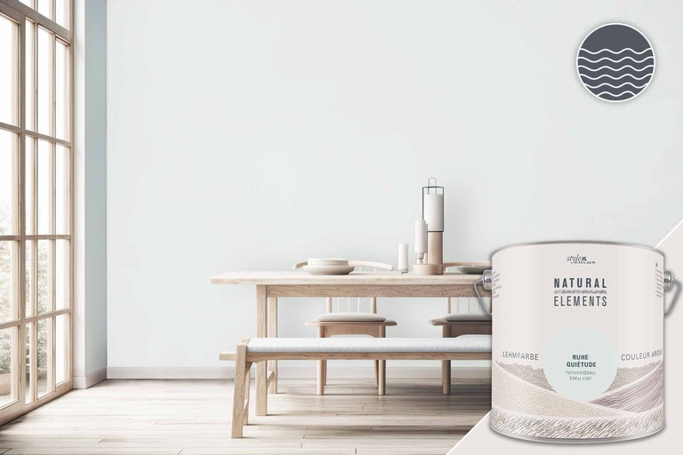 Lichte en vriendelijke kamer met tafel en stoelen en een emmer leemverf