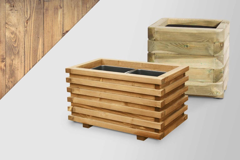 Twee houten plantenbakken