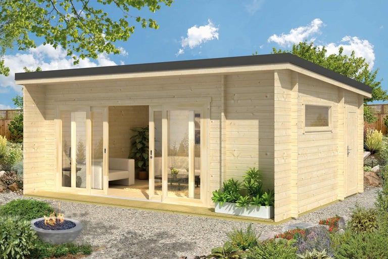 Houten tuinhuis met schuifdeur en vuurplaats in de tuin