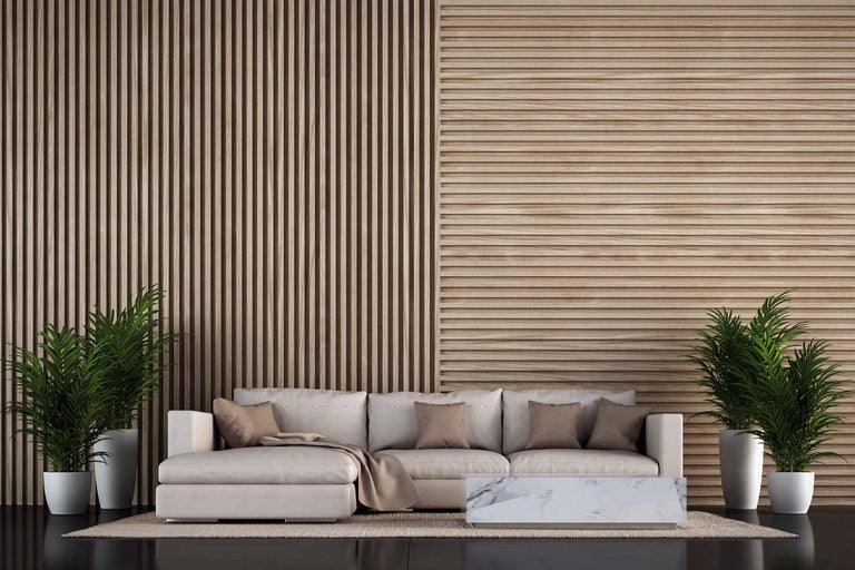 Woonkamer met bank, salontafel en houten lambrisering