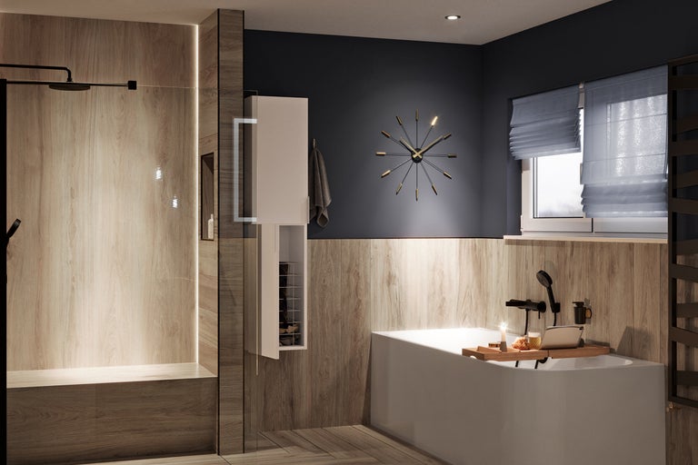 Moderne badkamer met douche, bad, spiegelkast en wandklok