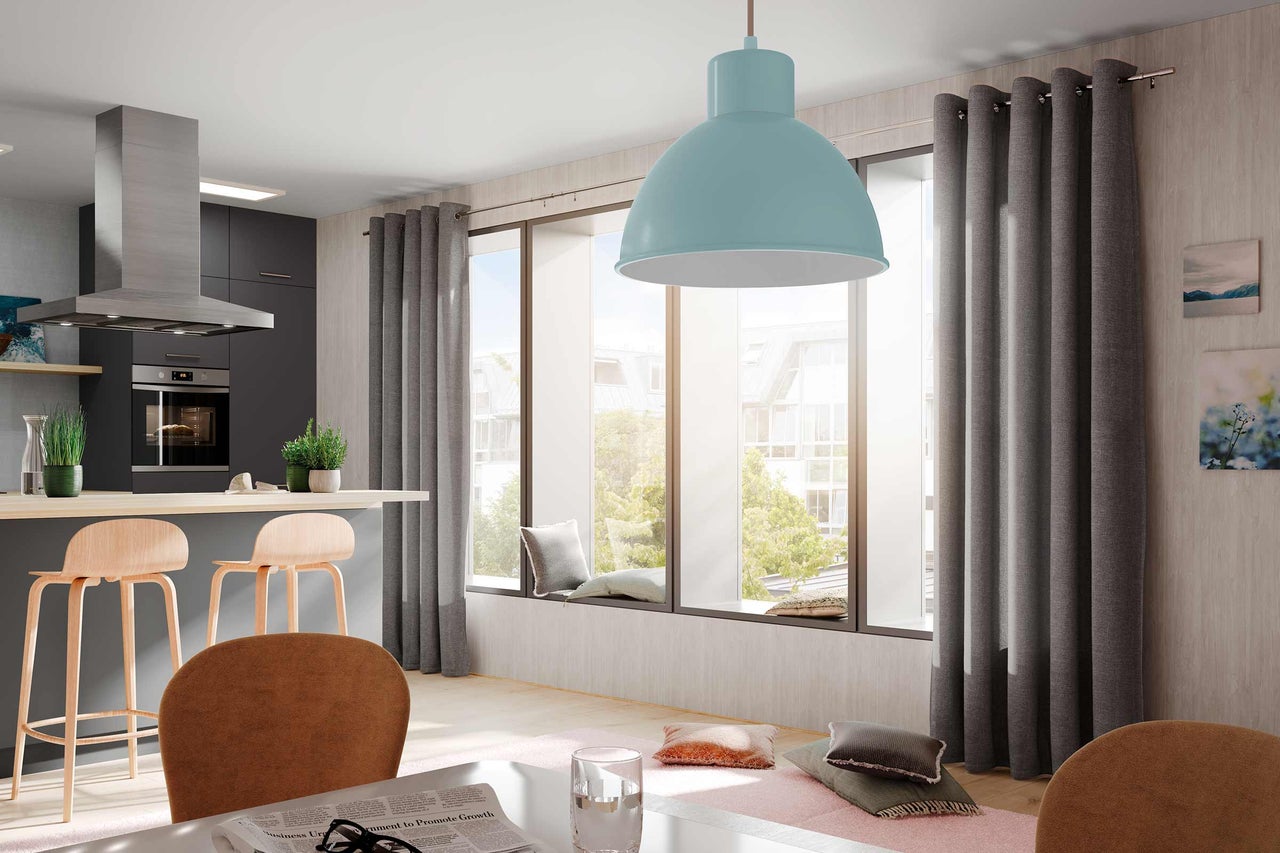 Lichte en moderne keuken met kookeiland, afzuigkap en hanglamp
