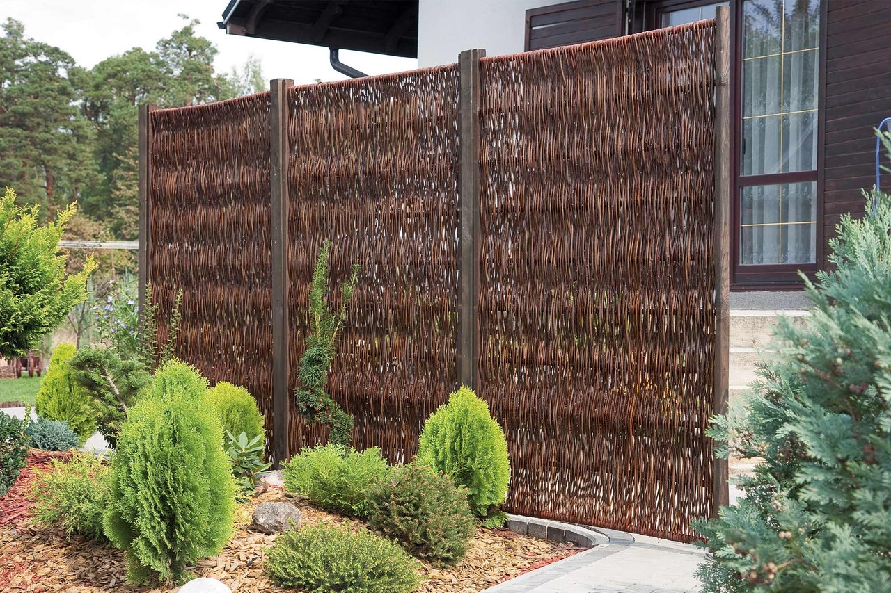 Tuin met wilgentenen schutting