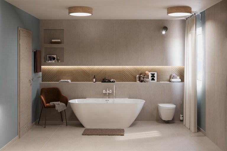 Lichte badkamer met vrijstaand bad, toilet en zitgelegenheid