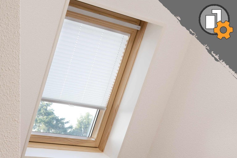 Dakvenster met plisségordijn ter beschaduwing