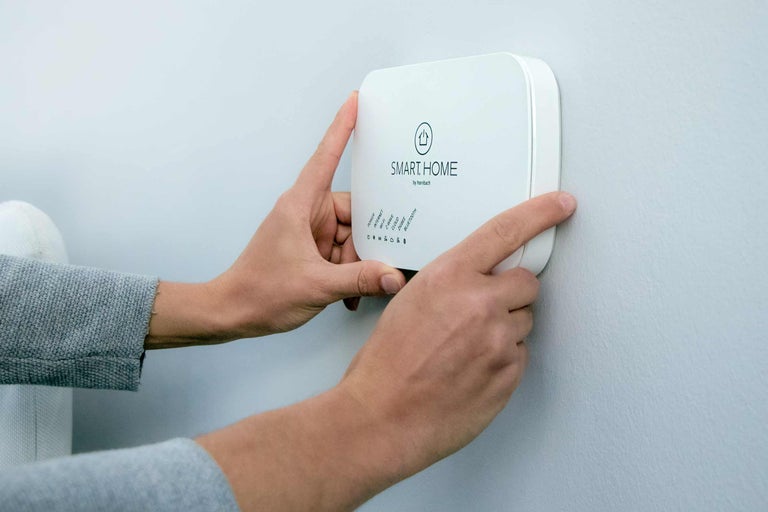 Installatie van een Smart Home centrale aan de muur