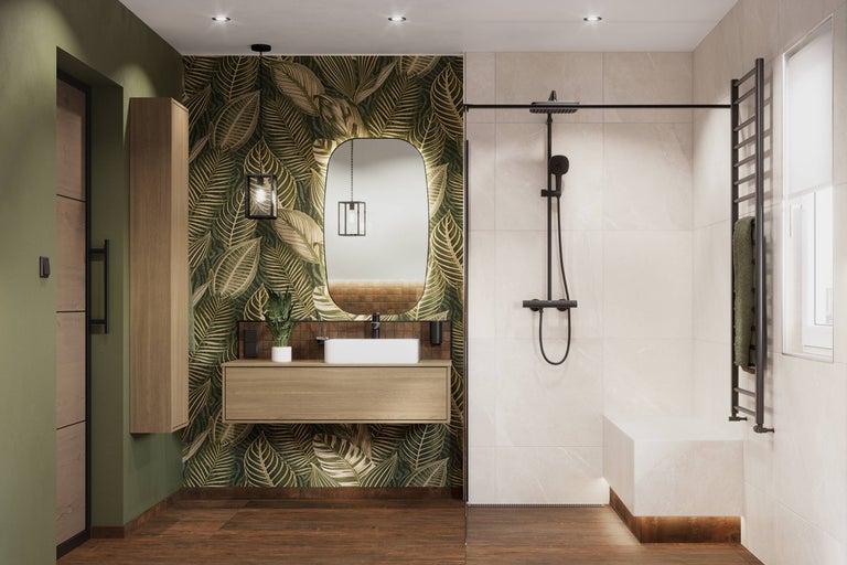 Moderne badkamer met behang met tropische bladeren, houten wastafelmeubel, inloopdouche met zwarte kranen en beige tegels.