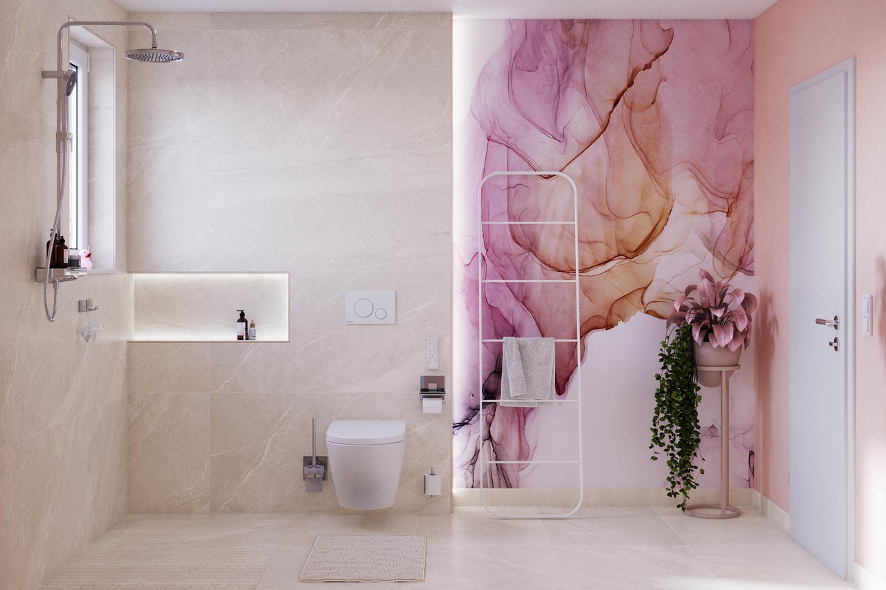 Lichte badkamer met douche, toilet, handdoekrek en kamerplant voor een vriendelijke sfeer