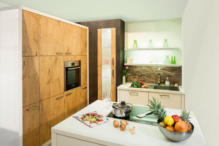 Lichte keuken met houten kasten, kookplaat en spoelbak