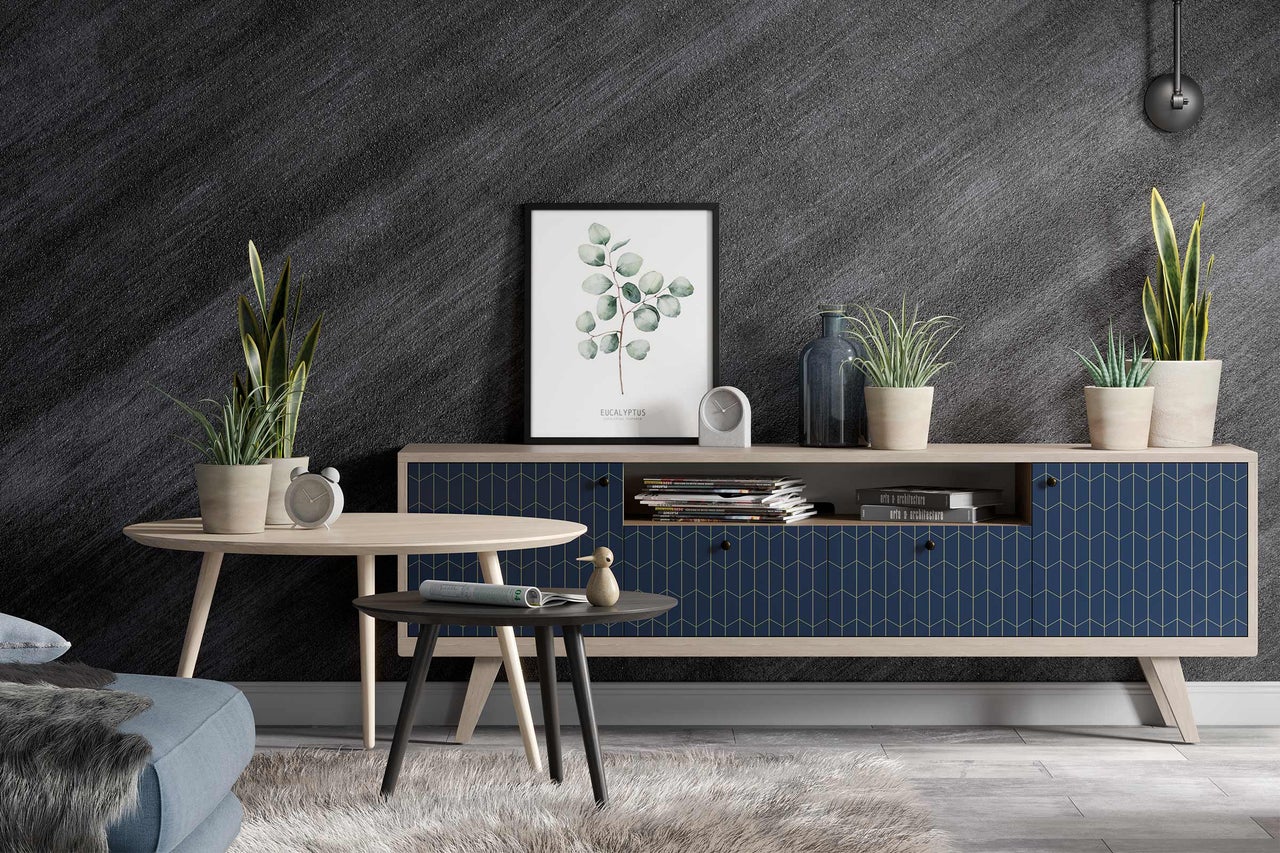 Woonkamer met dressoir, tafels en planten