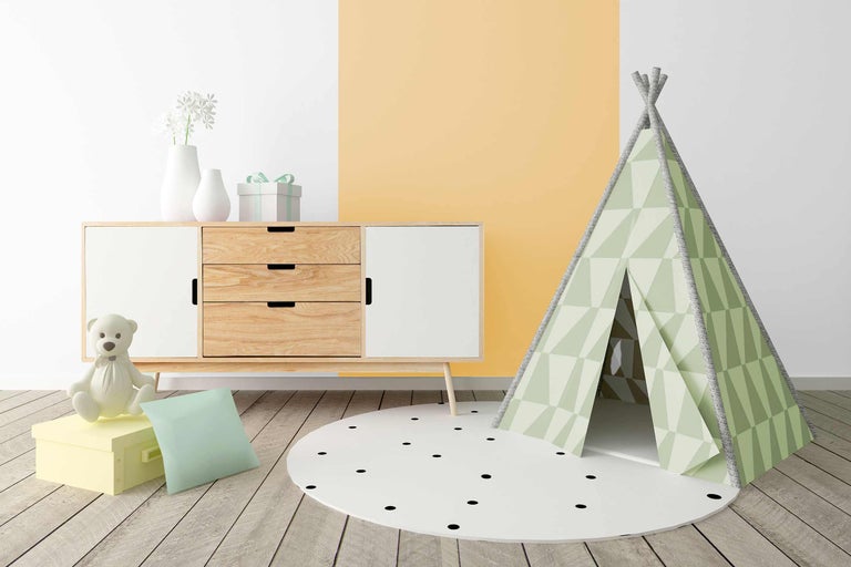 Kinderkamer met speeltent, vloerkleed, commode, teddybeer en decoratie