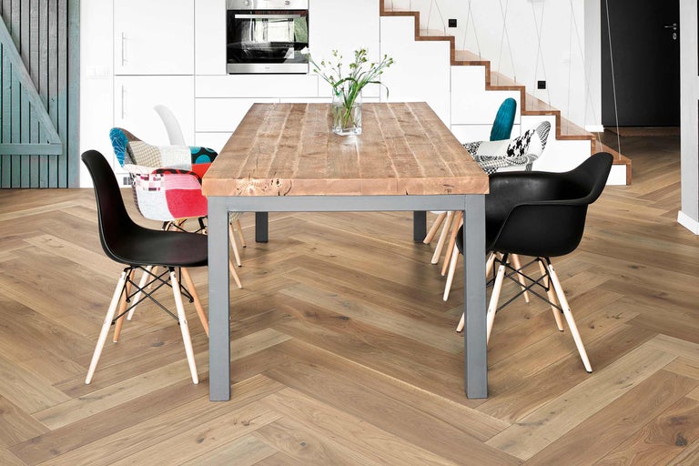 Eettafel met stoelen in een lichte eetkamer