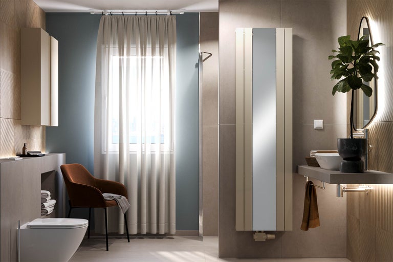 Moderne badkamer met toilet, wastafel, spiegelradiator en zitplaats.