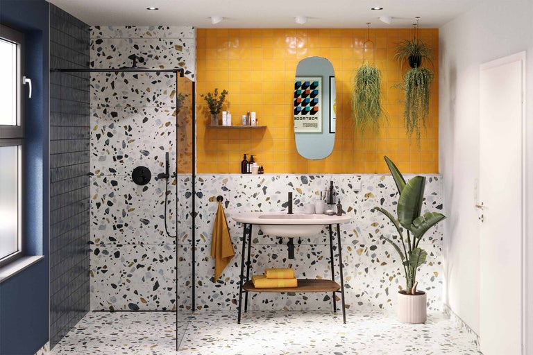 Moderne badkamer met terrazzo tegels, douchecabine en wastafel