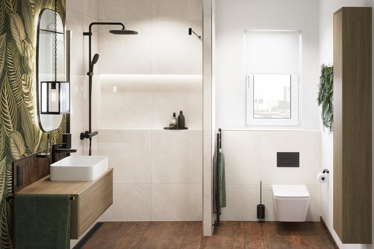 Moderne badkamer met inloopdouche, witte opzetwastafel op houten meubel, hangend toilet en vloertegels met houtlook.