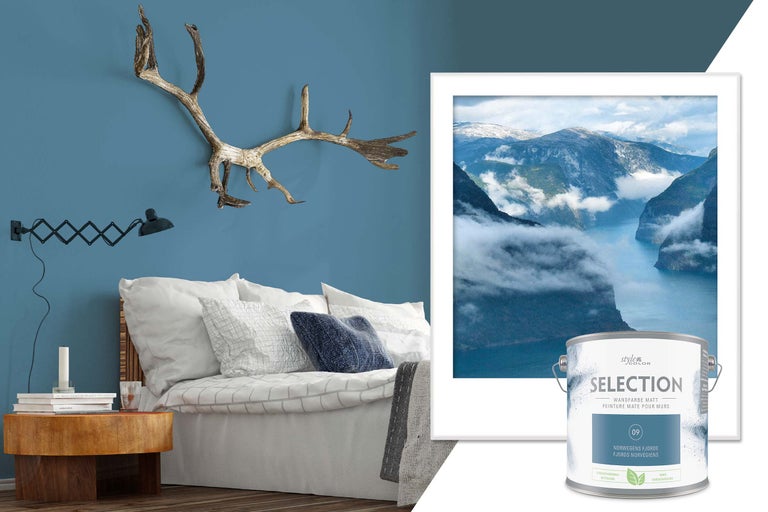 Woonkamer met Style Color Selection muurverf, kleurnaam Noorse Fjorden, met decoraties op een blauwe muur