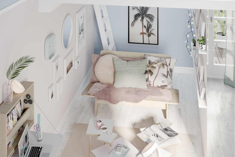 Een lichte kamer met een zitbank, planken en een bureau voor een gezellige en georganiseerde sfeer.