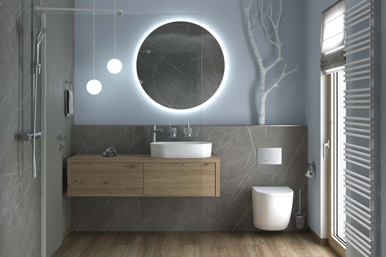 Moderne badkamer met wastafel, spiegel, toilet en radiator