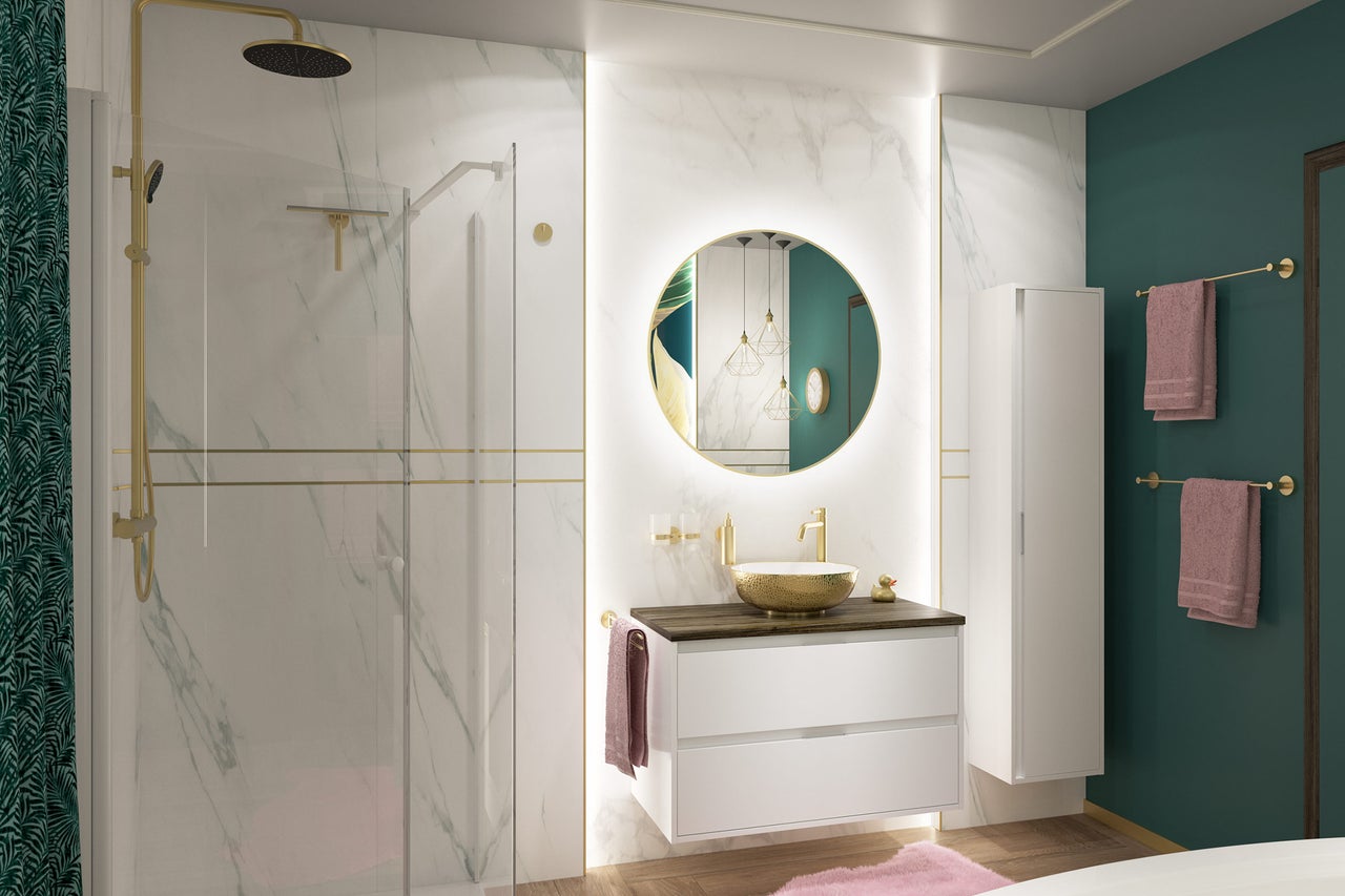 Badkamer met douche, wastafel, spiegel en handdoeken