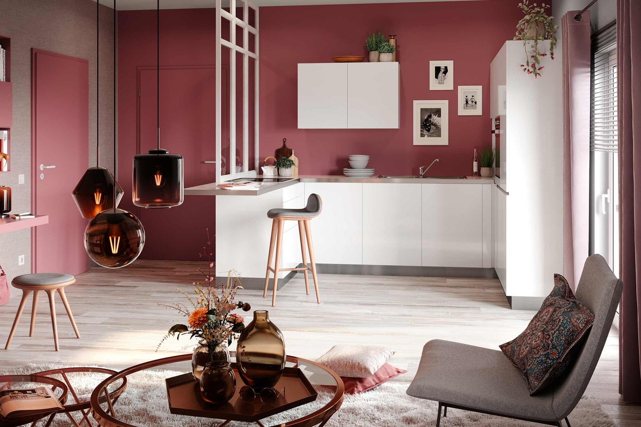 Woonkamer met open keuken, bar, barkruk, salontafel en fauteuils in modern design
