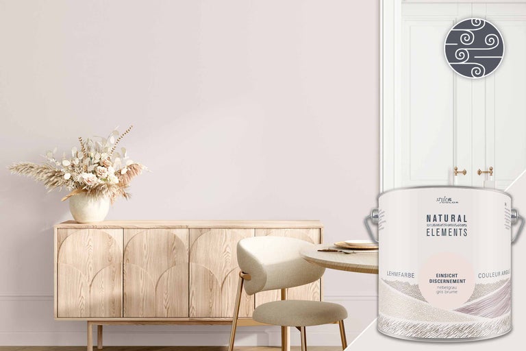 Lichte woonkamer met dressoir, tafel, stoel, deur en verfemmer