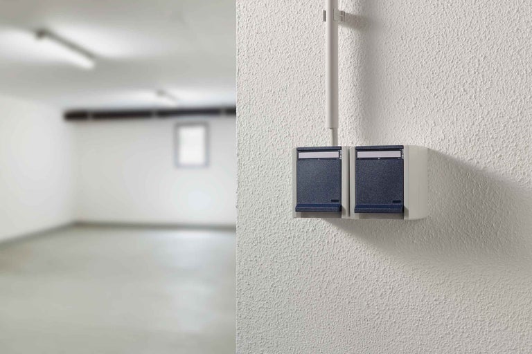 Twee waterdichte opbouwschakelaars in een lichte ruimte