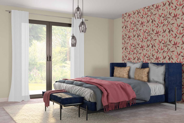 Slaapkamer met bed, nachtkastje, lamp en decoratie in een helder en modern design.