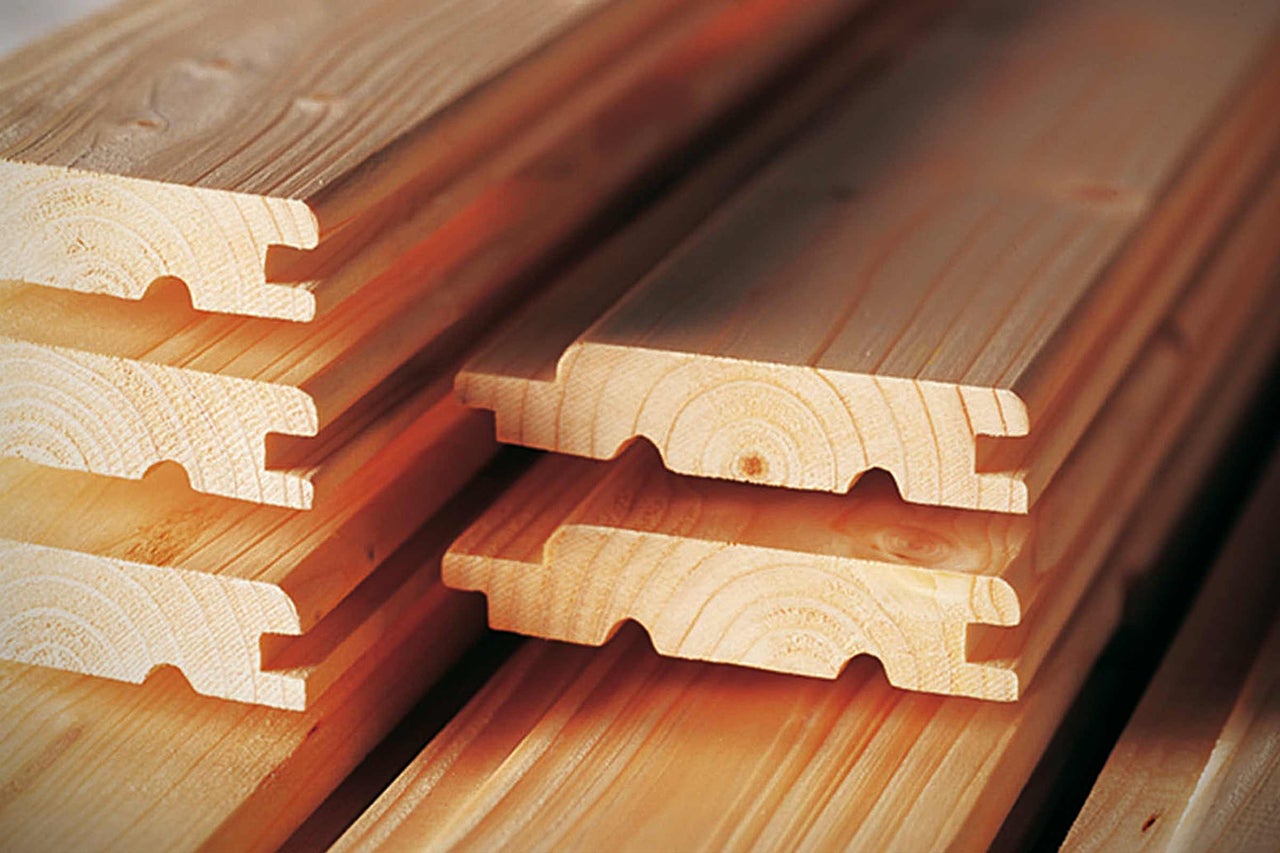 Stapel houten tong- en groefplanken
