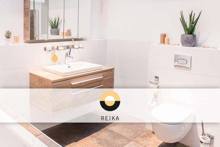 Moderne badkamer met wastafel, spiegel, toilet en planten