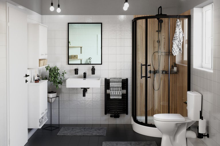 Lichte badkamer met douche, wastafel, spiegel en toilet