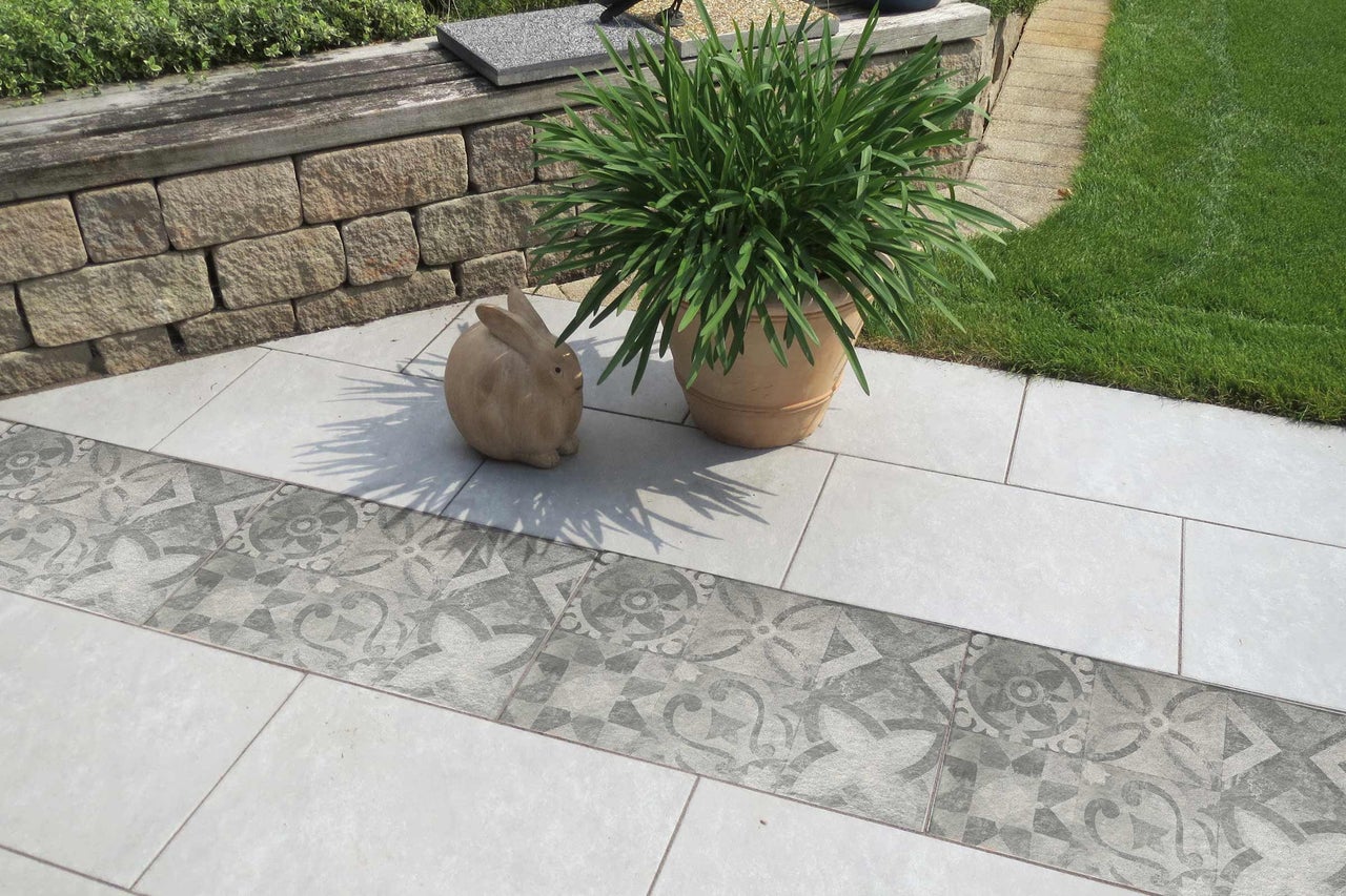 Terras met plant, decoratief konijn en tegels met patroon
