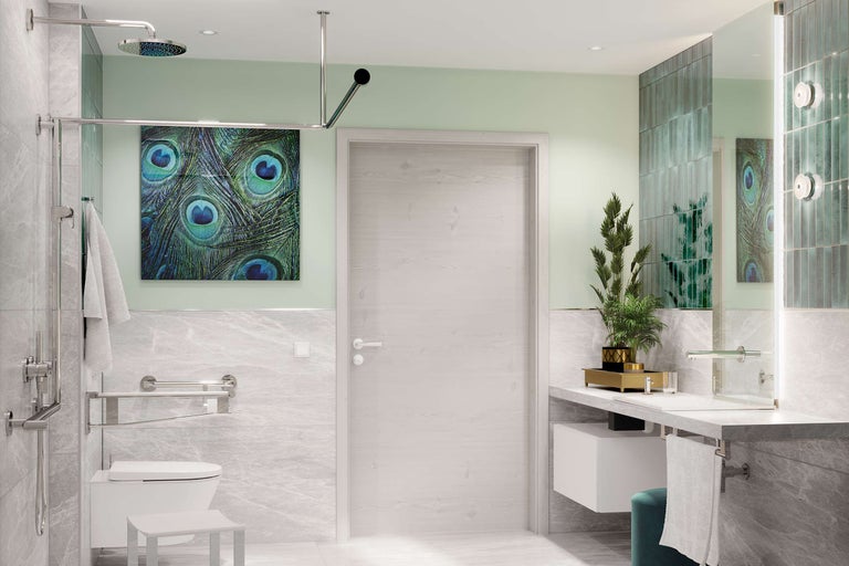 Toegankelijke badkamer met toilet, wastafel en douche