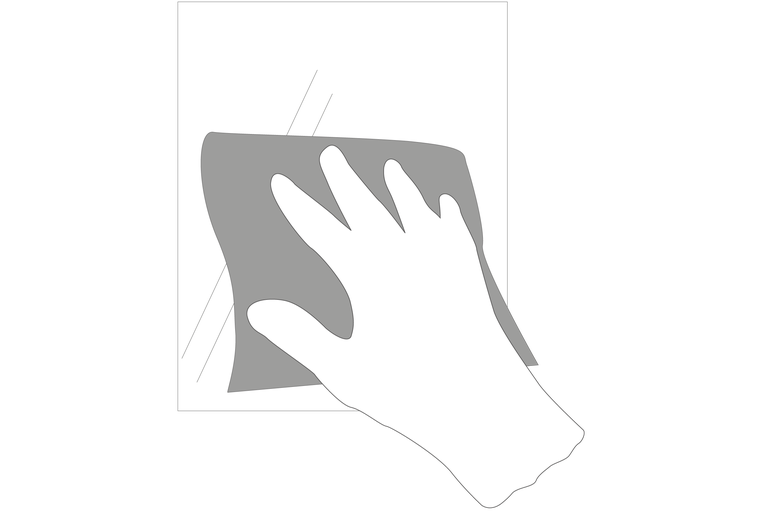 Een hand reinigt een oppervlak met een doek.