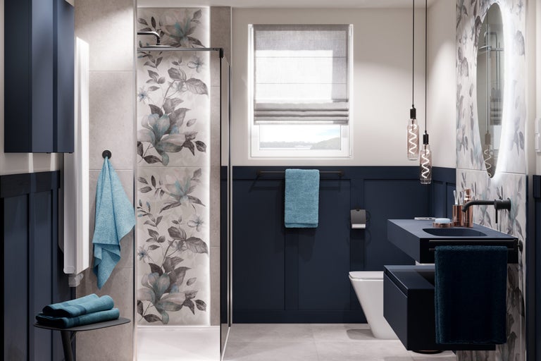 Lichte badkamer met douche, wastafel, toilet en bloemmotief