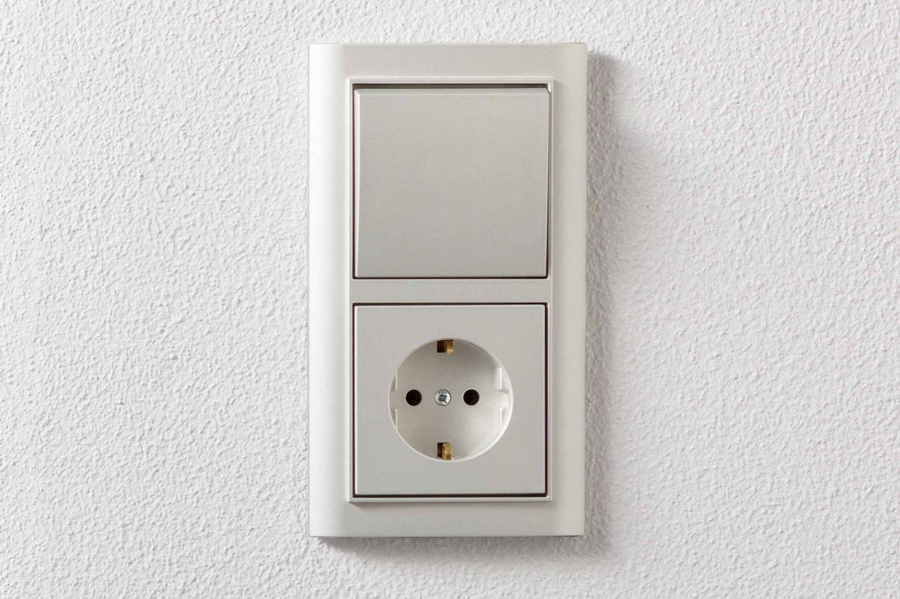 Stopcontact met lichtschakelaar aan een muur