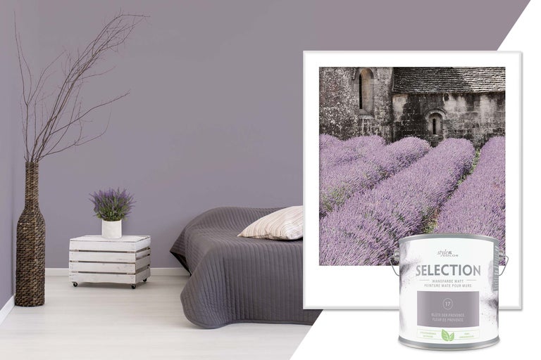 Woonkamer met bed, decoratie en een verfblikmotief met Provence bloesem