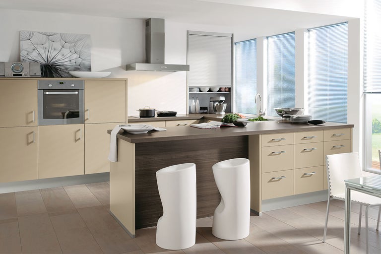 Moderne keuken met kookeiland, inbouwoven en afzuigkap