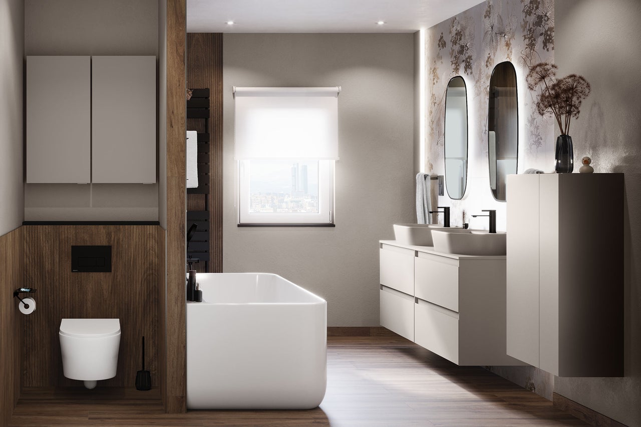 Moderne badkamer met ligbad, wastafels, spiegels en toilet voor een stijlvolle ambiance