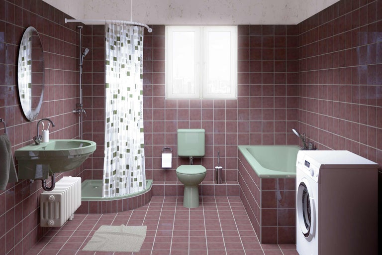 Lichte badkamer met wastafel, bad, toilet en wasmachine