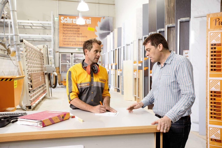 Een Hornbach medewerker adviseert een klant aan een balie