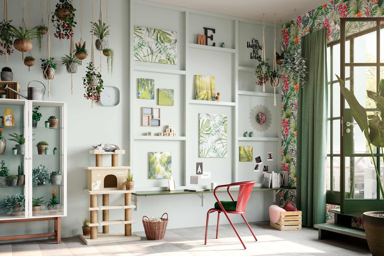 Inrichtingsidee voor een werkkamer met rekken, bureau, stoel, krabpaal en kamerplanten