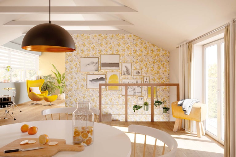 Lichte, modern ingerichte woonkamer met gele accentmuur, eettafel, lamp en zitplaatsen.