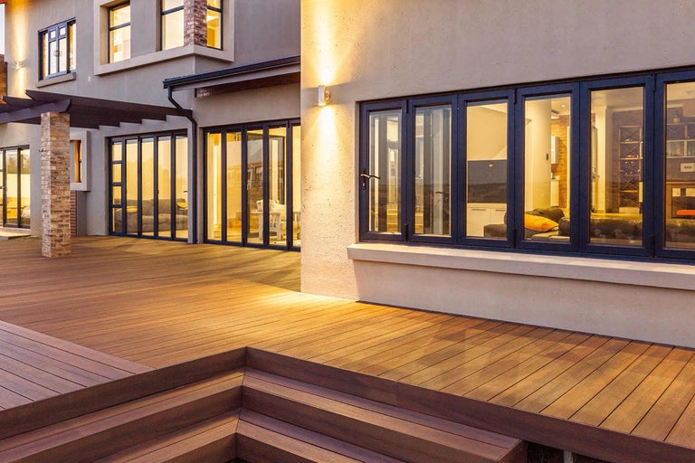 Terras met houten treden en vouwdeuren