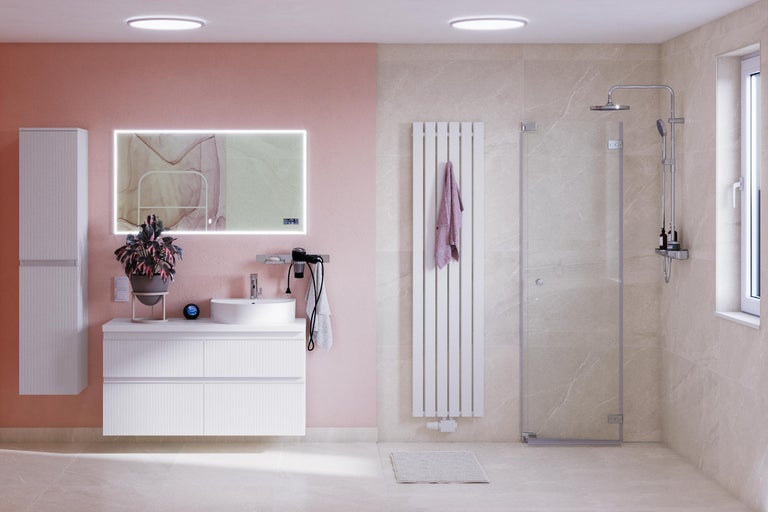 Lichte badkamer met douche, wastafel, spiegel en radiator